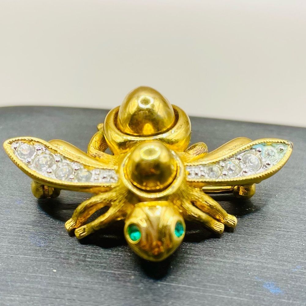 Vintage Joan Rivers shiny gold tone cabochon interchangeable bee brooch pin.